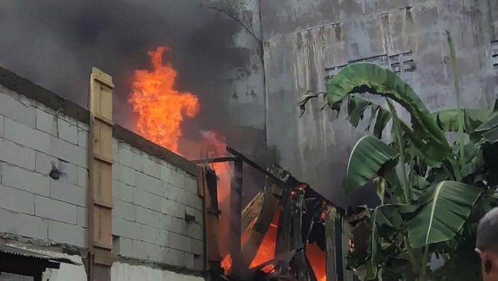 Sebuah rumah di Jalan Masjid Raya, Kota Makassar, Sulawesi Selatan (Sulsel) terbakar.