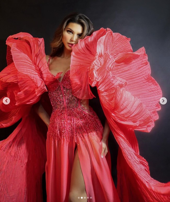 Sebelum mengikuti kontes kecantikan, Marina Machete mengawali kariernya sebagai pramugari pada tahun 2018. Foto: Instagram