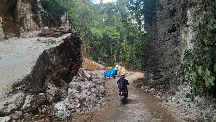 Jalan Poros Maros-Bone di wilayah Camba, Kabupaten Maros, Sulawesi Selatan (Sulsel).