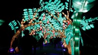 Para pengunjung nampak menikmati pameran, tidak sedikit juga yang berfoto di area pameran. 
