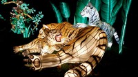 Cahaya lampu berbentuk binatang dipamerkan selama pameran Festival Cahaya di Jardin des Plantes, Paris, Prancis. Lentera seperti harimau, burung merak, dan gajah menyambut pengunjung di taman Paris, dengan tema keanekaragaman hayati di hutan selama musim dingin ini. 