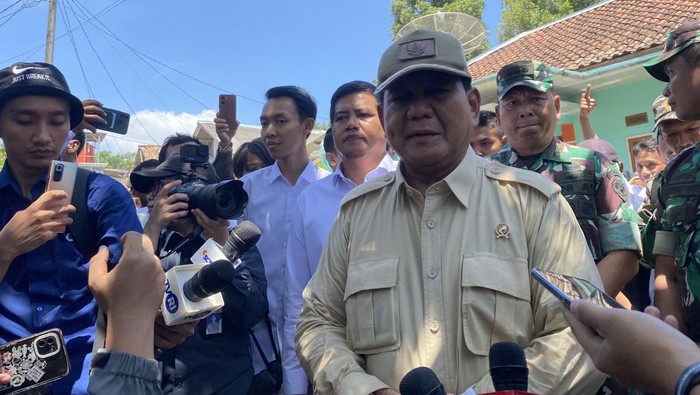 Menhan Prabowo Subianto usai meresmikan sumur bor dan sumber air bersih di Lebak, Banten.