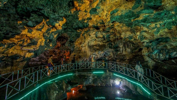 Pengunjung menikmati suasana Gua Akbar di Tuban, Jawa Timur, Minggu (19/11/2023). Wisata gua yang memiliki lorong berkelok sepanjang 1,2 kilometer disertai stalaktit dan stalagmit yang masih meneteskan air itu berada di tengah kota sehingga mudah untuk diakses wisatawan. ANTARA FOTO/Muhammad Mada/aww.