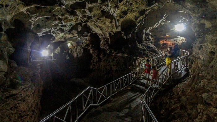 Pengunjung menikmati suasana Gua Akbar di Tuban, Jawa Timur, Minggu (19/11/2023). Wisata gua yang memiliki lorong berkelok sepanjang 1,2 kilometer disertai stalaktit dan stalagmit yang masih meneteskan air itu berada di tengah kota sehingga mudah untuk diakses wisatawan. ANTARA FOTO/Muhammad Mada/aww.