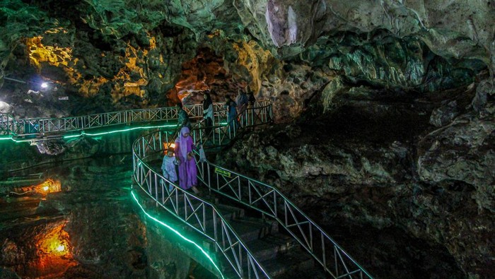 Pengunjung menikmati suasana Gua Akbar di Tuban, Jawa Timur, Minggu (19/11/2023). Wisata gua yang memiliki lorong berkelok sepanjang 1,2 kilometer disertai stalaktit dan stalagmit yang masih meneteskan air itu berada di tengah kota sehingga mudah untuk diakses wisatawan. ANTARA FOTO/Muhammad Mada/aww.