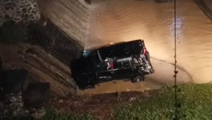 Minibus jatuh di Sungai Palopo menyebabkan 1 penumpang tewas. Dokumen Istimewa
