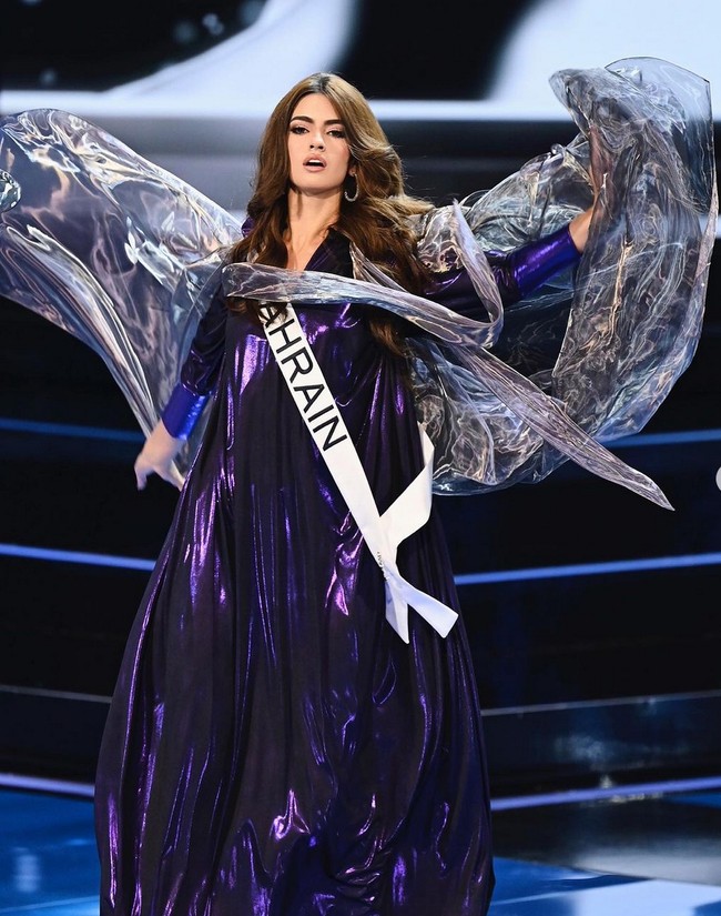 Penampilannya dilengkapi cape transparan berbahan organza yang tampak mengalir seperti air saat dia bergerak dan berjalan mengelilingi panggung. Foto: Instagram/@missuniversebahrain