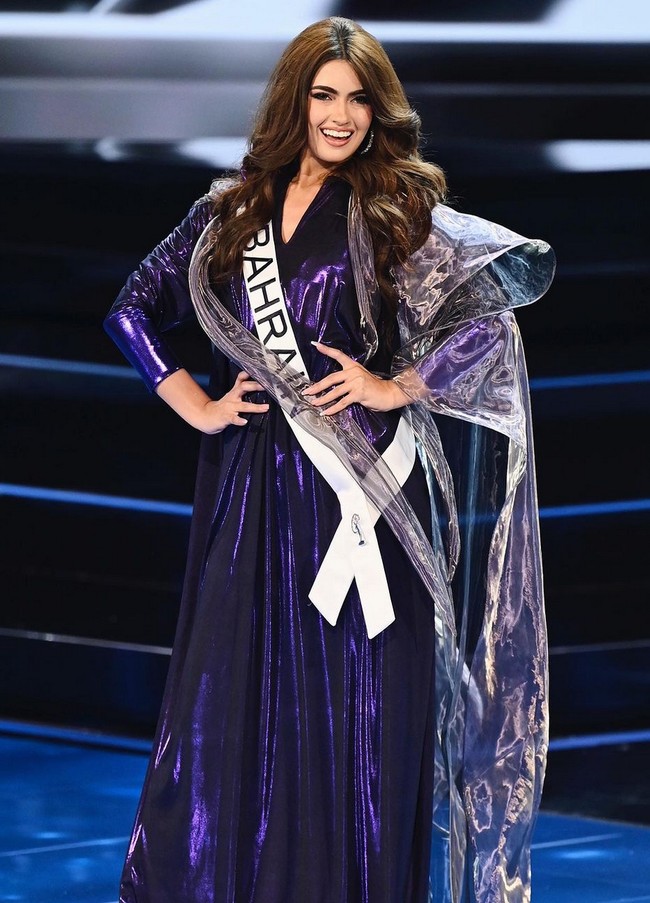 Miss Bahrain Lujane Yacoub juga memilih tampil tertutup di sesi swimsuit. Wanita 19 tahun ini mengenakan gaun warna biru metalik rancangan Rubin Singer berkolaborasi dengan Miss Universe. Foto: Instagram/@missuniversebahrain