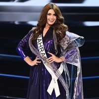 Miss Bahrain Lujane Yacoub juga memilih tampil tertutup di sesi swimsuit. Wanita 19 tahun ini mengenakan gaun warna biru metalik rancangan Rubin Singer berkolaborasi dengan Miss Universe. Foto: Instagram/@missuniversebahrain