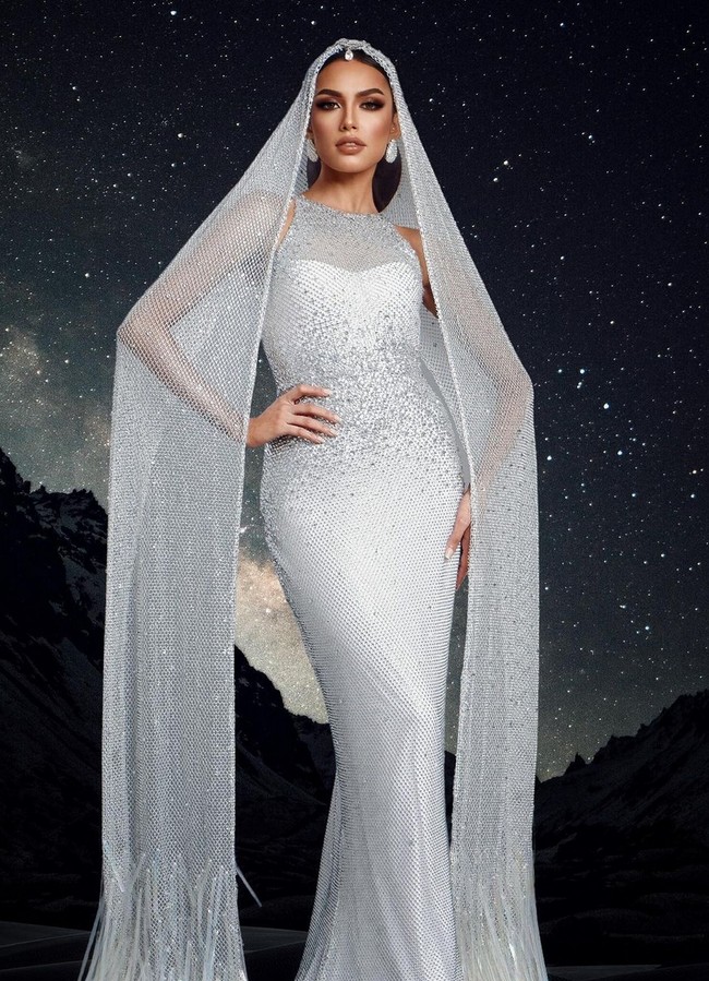 Berlanjut ke sesi gaun malam, Erica Robin mengenakan gaun berpotongan mermaid dari material fishnet yang dipercantik taburan kristal, membuat penampilannya berkilauan. Busana rancangan Furne One Amato ini dikengkapi selendang panjang yang dikenakan sebagai kerudung. Foto: Instagram/@ericarobin_official