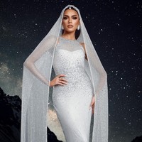 Berlanjut ke sesi gaun malam, Erica Robin mengenakan gaun berpotongan mermaid dari material fishnet yang dipercantik taburan kristal, membuat penampilannya berkilauan. Busana rancangan Furne One Amato ini dikengkapi selendang panjang yang dikenakan sebagai kerudung. Foto: Instagram/@ericarobin_official