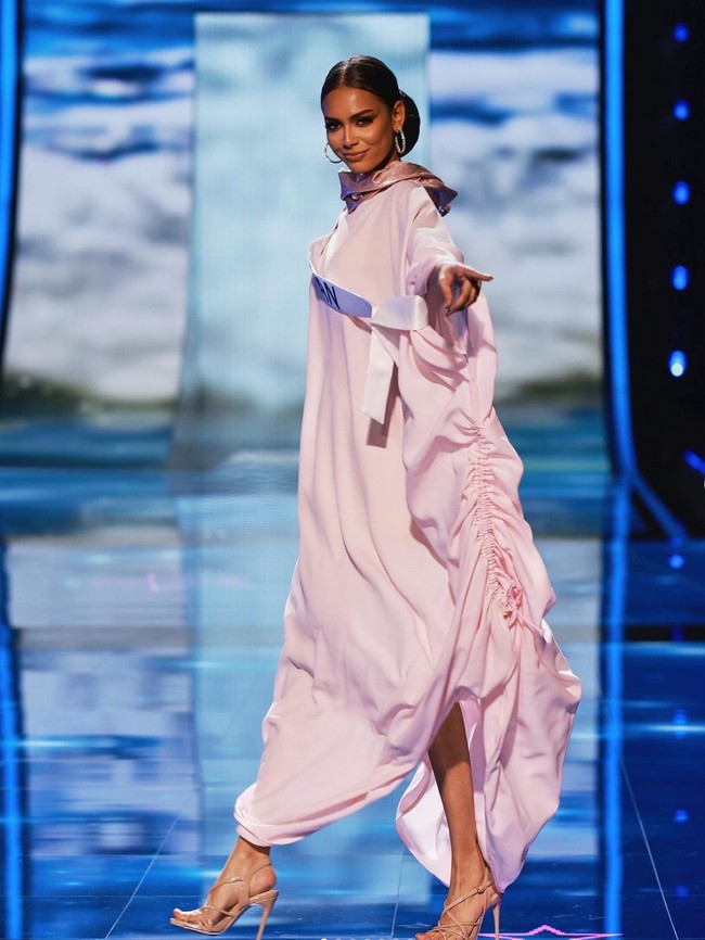 Kaftan dengan detail serut di bagian samping ini merupakan rancangan Rubin Singer, desainer khusus pakaian renang. Foto: Instagram/@ericarobin_official