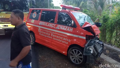 Mobil ambulans yang membawa mayat terlibat kecelakaan beruntun di Jalan Raya Denpasar-Gilimanuk, Jembrana.