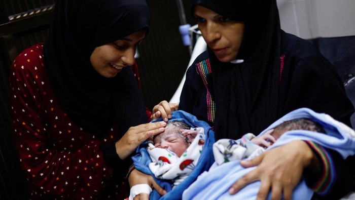 Palestinian woman Iman holds her newborn twins Uday and Hamza Abu Odah at Nasser hospital, amid the ongoing conflict between Israel and the Palestinian group Hamas, in Khan Younis in the southern Gaza Strip, November 2, 2023. REUTERS/Mohammed Salem