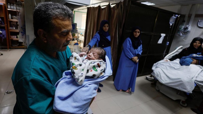 Palestinian woman Iman holds her newborn twins Uday and Hamza Abu Odah at Nasser hospital, amid the ongoing conflict between Israel and the Palestinian group Hamas, in Khan Younis in the southern Gaza Strip, November 2, 2023. REUTERS/Mohammed Salem