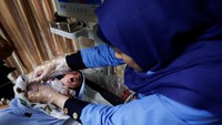 Bidan Palestina Samah Qeshta merawat salah satu dari bayi baru lahir kembar dari keluarga Abu Odah, di rumah sakit Nasser, Khan Younis di selatan Jalur Gaza, 2 November 2023. 