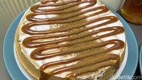 Kalau suka yang lebih manis lagi, bisa coba varian Caramel Cinnamon ini. Waffle dengan krim putih itu dilumuri saus caramel yang manis, dan bubuk kayu manis yang manis berempah. Foto: Detikcom / Atiqa Rana