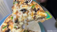 DetikFood juga memesan hidangan waffle gurih atau disebut Pizza Waffle. Varian rasa yang kami coba yaitu bulgogi. Foto: Detikcom / Atiqa Rana