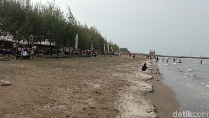 Pantai Cemara Indah Balongan