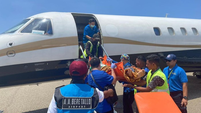 Paskalis Ricardo Bitin Manlea saat dievakuasi dari Bandara AA Bere Tallo ke Jakarta. (Dok Polres Belu)
