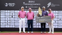 Penyerahan trophy BNI Indonesian Masters Presented by Tunas Niaga Energi 2023 dilakukan oleh President Director of PT Bank Negara Indonesia (BNI) - Royke Tumilaar (kedua kiri) kepada Juara BNI Indonesian Masters Presented by Tunas Niaga Energi 2023 - Gaganjeet Bhullar (kedua kanan), yang disaksikan oleh Founder of Indonesian Masters & Chairman of Asian Tour - Jimmy Masrin dan CEO of PT Tunas Niaga Energi - Jubilant Harmidy (kanan). Bhullar berhasil membawa pulang uang sebesar US$270.000. 