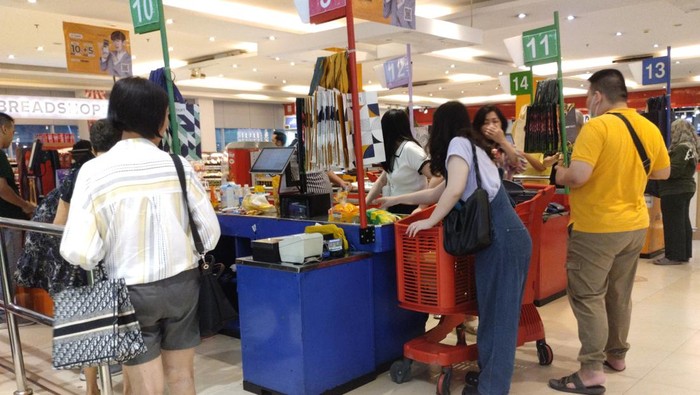 Pelanggan memadati kasir Transmart Full Day Sale di gerai Cempaka Putih