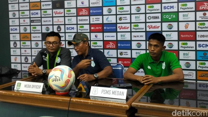 Pelatih dan pemain PSMS Medan saat memberikan keterangan pers usai pertandingan. (Foto: Agus Setyadi).