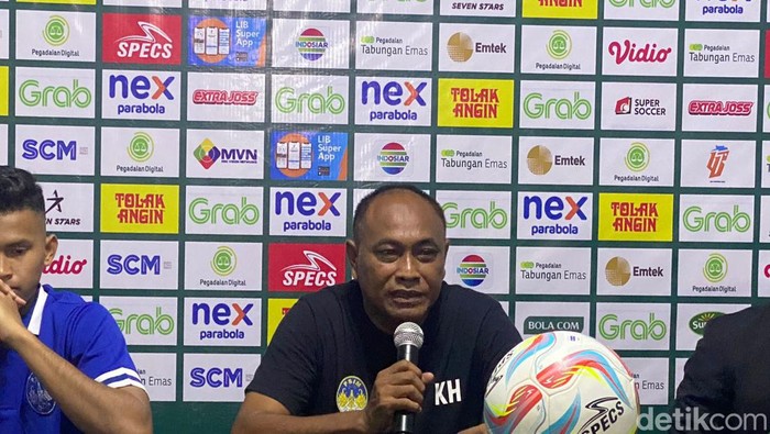 Kas Hartadi saat sesi jumpa pers usai laga PSIM Jogja vs Perserang Serang di Stadion Mandala Krida, Jogja, Minggu (19/11/2023)
