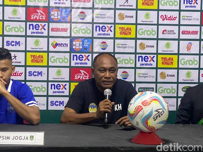 Kas Hartadi saat sesi jumpa pers usai laga PSIM Jogja vs Perserang Serang di Stadion Mandala Krida, Jogja, Minggu (19/11/2023)