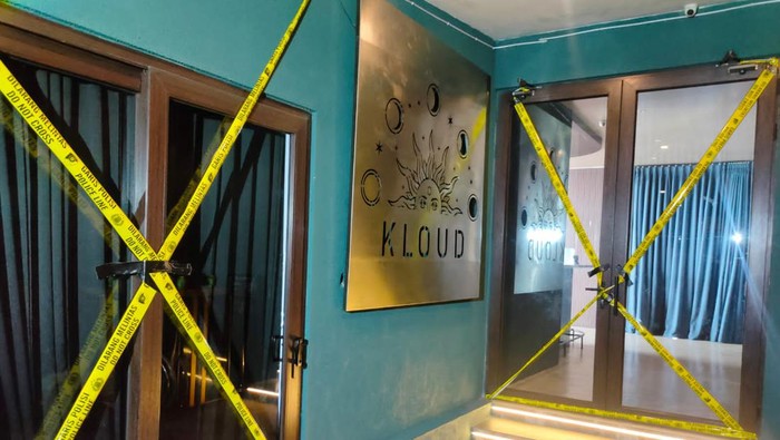 Penangkapan kafe KLOUD Sky Dining di Senopati, Jakarta Selatan, disegel.