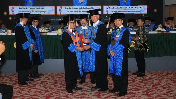 Pengukuhan Yusman Taufik sebagai Guru Besar Bidang Ilmu Teknologi Pangan Universitas Pasundan.