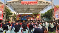 Selain itu, ia mengatakan pensi ini diarahkan olehnya dan dapat berjalan sukses berkat kerja sama dari para panitia siswa.