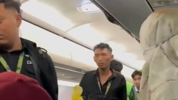 Penumpang (baju hitam) yang diamankan usai ketahuan merokok di pesawat Citilink rute Batam-Surabaya. (Foto: Tangkapan layar video viral)