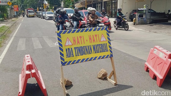 Perbaikan Jalan Mayor Kusmanto Klaten, Minggu (19/11/2023).
