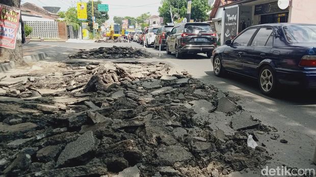Perbaikan Jalan Mayor Kusmanto Klaten, Minggu (19/11/2023).