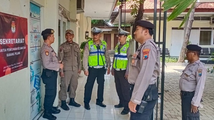 Persiapan patroli antisipasi kejahatan jalan di Surabaya.