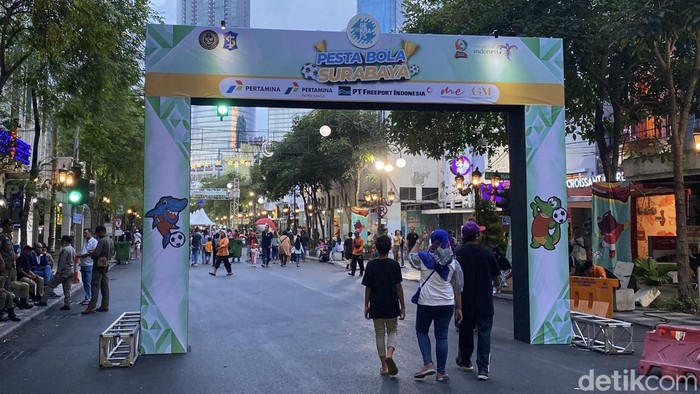 Semarak Piala Dunia U-17 2023 di Surabaya semakin terasa. Pemkot menggelar Pesta Bola Surabaya di Jalan Tunjungan.