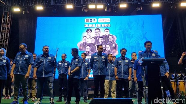 Pesta Bola Surabaya digelar di Jalan Tunjungan pada Minggu (19/11/2023). Selain keseruan bermain bola, ada gerakan ekonomi kreatif dalam acara tersebut.