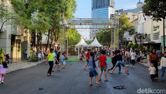 Pesta Bola Surabaya digelar di Jalan Tunjungan pada Minggu (19/11/2023). Selain keseruan bermain bola, ada gerakan ekonomi kreatif dalam acara tersebut.