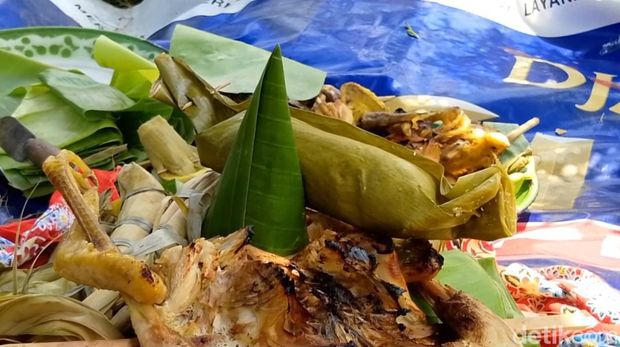 Sebagai bentuk rasa syukur, para petani dan buruh petik cabai rawit di Desa Sukorejo, Kecamatan Kotaanyar, Kabupaten Probolinggo menggelar selamatan kecil-kecilan, di kebun cabai pada Minggu (19/11/2023).