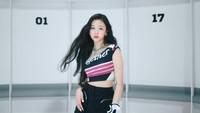 Rambut hitam panjang Pharita tampak tergerai natural menambah aura kecantikan sang bintang baru. (Foto: dok. YG Entertainment)