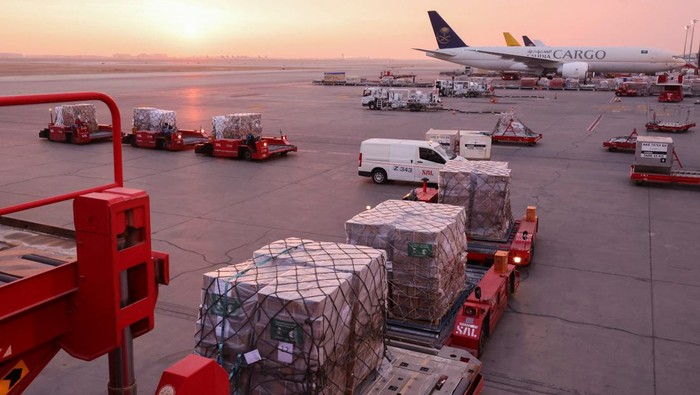 Potret Bantuan Kemanusiaan Arab Saudi untuk Gaza Workers load aid on a plane to Egypt for the people of Gaza, at King Khalid International Airport, Riyadh, Saudi Arabia, November 19, 2023. REUTERS/Ahmed Yosri