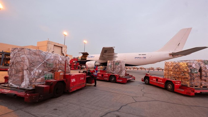 Potret Bantuan Kemanusiaan Arab Saudi untuk Gaza Workers load aid on a plane to Egypt for the people of Gaza, at King Khalid International Airport, Riyadh, Saudi Arabia, November 19, 2023. REUTERS/Ahmed Yosri