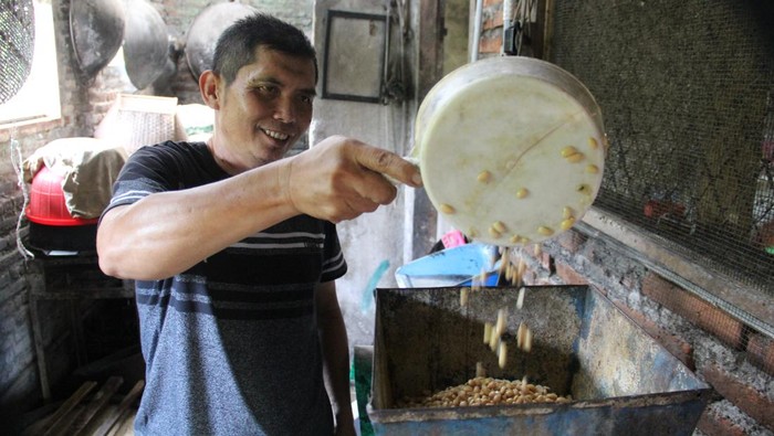 Potret Siasat Perajin Keripik Tempe di Tengah Mahalnya Harga Kedelai Perajin mengoreng keripik tempe untuk dijual di Desa Ceweng, Kecamatan Diwek, Kabupaten Jombang, Jawa Timur, Sabtu (18/11/2023). Kenaikan harga kedelai dari Rp10.500 menjadi Rp12.500 per kilogram berimbas pada perajin keripik tempe di Jombang yang mulai mengurangi produksi dari 50 kilogram per hari menjadi hanya 30 kilogram per hari serta mengurangi jumlah pekerjaan agar tetap bertahan. ANTARA FOTO/Syaiful Arif/rwa.
