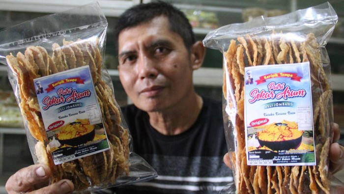 Potret Siasat Perajin Keripik Tempe di Tengah Mahalnya Harga Kedelai Perajin mengoreng keripik tempe untuk dijual di Desa Ceweng, Kecamatan Diwek, Kabupaten Jombang, Jawa Timur, Sabtu (18/11/2023). Kenaikan harga kedelai dari Rp10.500 menjadi Rp12.500 per kilogram berimbas pada perajin keripik tempe di Jombang yang mulai mengurangi produksi dari 50 kilogram per hari menjadi hanya 30 kilogram per hari serta mengurangi jumlah pekerjaan agar tetap bertahan. ANTARA FOTO/Syaiful Arif/rwa.