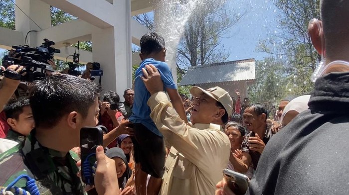 Prabowo main air bareng anak-anak Lebak, Banten