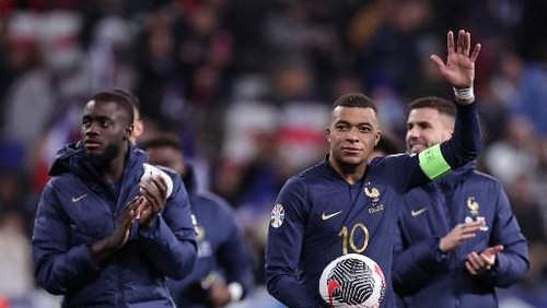 Frances forward #10 Kylian Mbappe celebrates after winning the UEFA EURO 2024 Group B qualifying football match between France and Gibraltar at the Allianz Riviera stadium in Nice, southeastern France, on November 18, 2023. (Photo by FRANCK FIFE / AFP)
