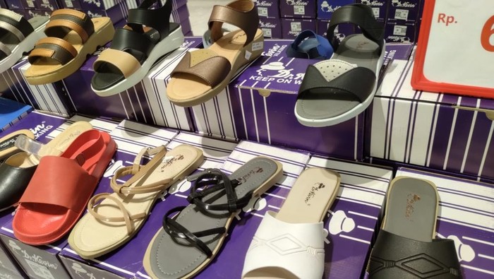 Produk sepatu dan sandal di Transmart Full Day Sale diskon gede-gedean