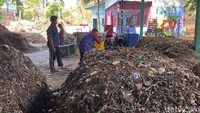 Di Pusat Daur Ulang Jambangan ini tersedia Rumah Kompos serta TPS 3R. Per harinya, ada kurang lebih 6 sampai 7 ton sampah per hari yang dikelola di sini. Sampah tersebut berasal dari rumah-rumah warga.