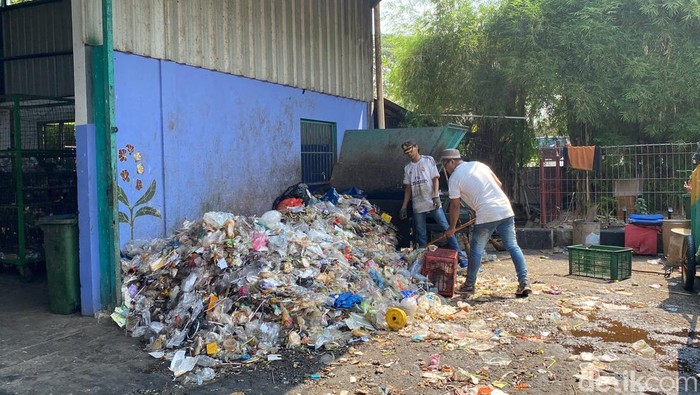 Pusat Pengolahan Sampah di Jambangan, Surabaya Pusat Pengolahan Sampah di Jambangan, Surabaya